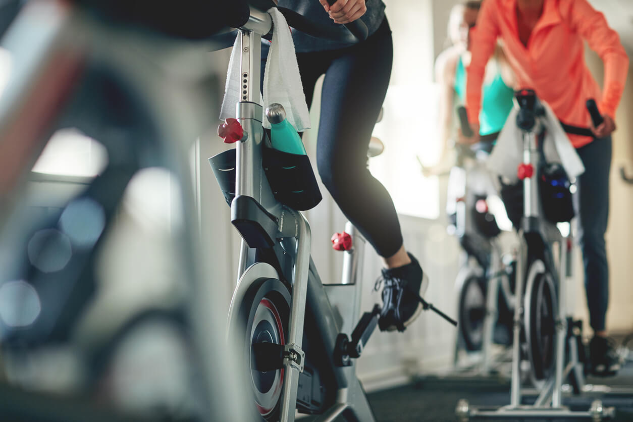 Grupo de pessoas a praticar exercício físico, nomeadamente bicicleta. Para se manterem saudáveis prevenindo doenças cardiovasculares.