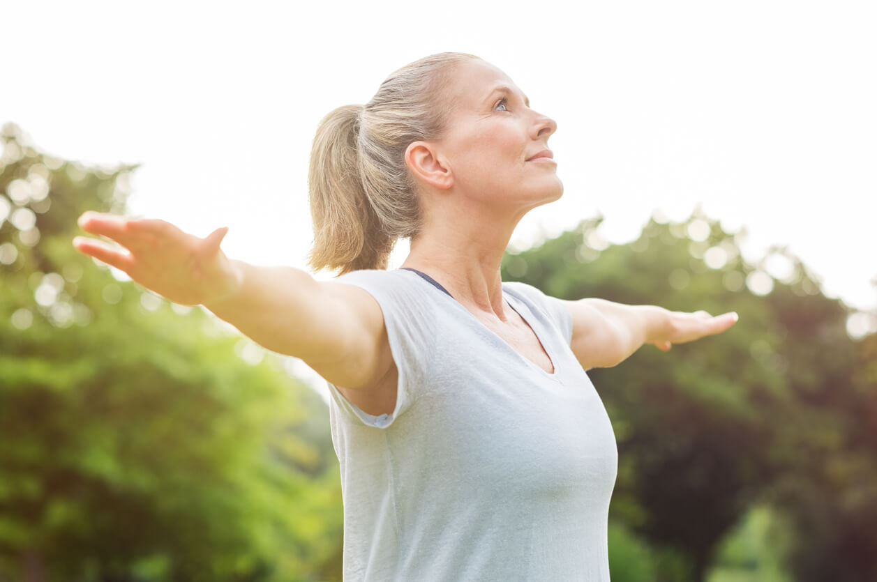 Mulher em idade de menopausa a praticar exercício físico para controlar os sintomas desta nova fase.