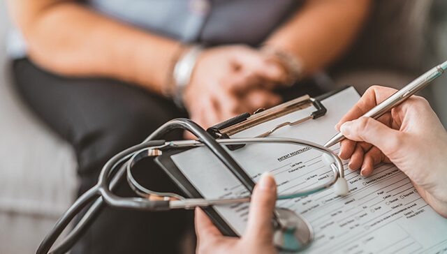 Médico durante um diagnóstico a um paciente, para detetar insuficiência cardíaca.